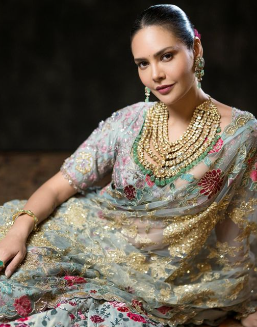 Esha Gupta’s Sweetheart Neck Blouse Design